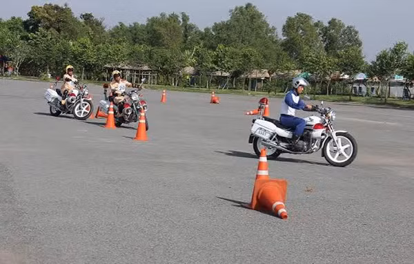 HVN dao tao lai xe moto PKL an toan cho luc luong CSGT