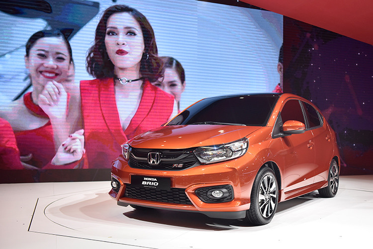 Cũng trong ngày hôm qua, hình ảnh những chiếc Honda Brio mới được vận chuyển bằng xe chuyên dụng trên đường phố Hà Nội cũng đã được những người yêu xe đăng tải trên mạng xã hội. Những chiếc Honda Brio được cho là đang được vận chuyển về đại lý để chuẩn bị trưng bày.