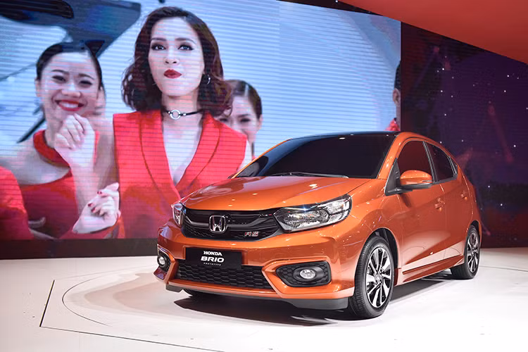 Cũng trong ngày hôm qua, hình ảnh những chiếc Honda Brio mới được vận chuyển bằng xe chuyên dụng trên đường phố Hà Nội cũng đã được những người yêu xe đăng tải trên mạng xã hội. Những chiếc Honda Brio được cho là đang được vận chuyển về đại lý để chuẩn bị trưng bày.