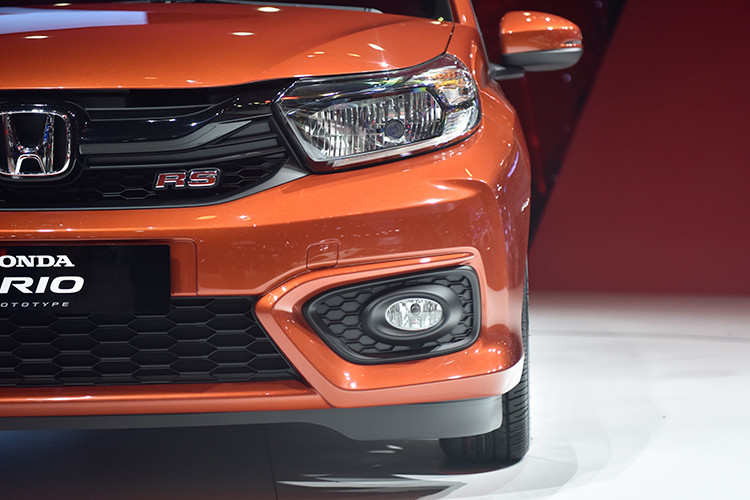 Trên đầu xe xuất hiện cụm đèn pha góc cạnh lấy từ người anh em MPV giá rẻ Mobilio và lưới tản nhiệt mạ crôm dày dặn giống Amaze thế hệ mới. Đằng sau xuất hiện cửa cốp một nửa bằng kính, cụm đèn hậu rộng hơn và ăng-ten nhỏ trên nóc. Ngoài ra, xe còn được trang bị bộ vành hợp kim 15 inch sơn 2 màu theo phong cách thể thao. 