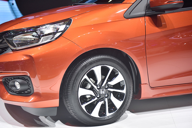 Đáng chú ý, hãng xe Nhật Bản đã bê nguyên nội thất của chiếc xe tiền nhiệm sang Honda Brio mới, mọi thứ vẫn được giữ nguyên từ kiểu dáng vô lăng, cửa gió điều hòa cho đến cụm đồng hồ đo thông số kỹ thuật. Chỉ có các biến thể RS và bản cao cấp nhất của Brio mới được bổ sung thêm các trang bị cao cấp hơn.