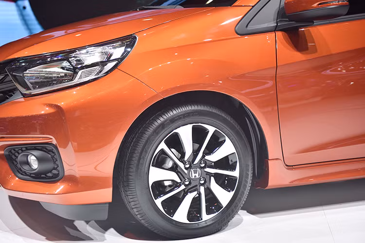 Đáng chú ý, hãng xe Nhật Bản đã bê nguyên nội thất của chiếc xe tiền nhiệm sang Honda Brio mới, mọi thứ vẫn được giữ nguyên từ kiểu dáng vô lăng, cửa gió điều hòa cho đến cụm đồng hồ đo thông số kỹ thuật. Chỉ có các biến thể RS và bản cao cấp nhất của Brio mới được bổ sung thêm các trang bị cao cấp hơn.