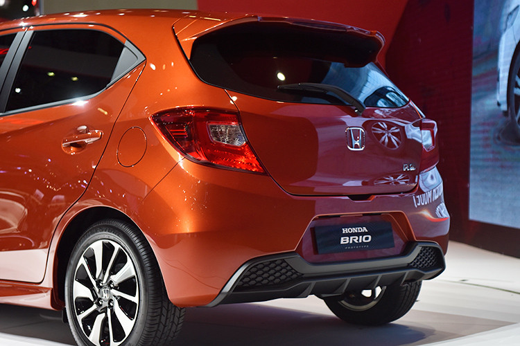 Mặc dù chưa lộ thông tin chi tiết nội thất, tuy nhiên theo quan sát khoang cabin của Brio thế hệ mới tại một số thị trường Đông Nam Á đã ra mắt - dự kiến phiên bản Việt Nam sẽ không khác gì bản nâng cấp giữa vòng đời đã được công bố cách đây 2 năm, với bảng táp-lô được bố trí theo phong cách của "người anh em" Honda Jazz.