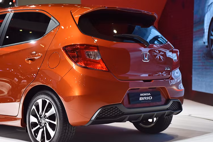 Mặc dù chưa lộ thông tin chi tiết nội thất, tuy nhiên theo quan sát khoang cabin của Brio thế hệ mới tại một số thị trường Đông Nam Á đã ra mắt - dự kiến phiên bản Việt Nam sẽ không khác gì bản nâng cấp giữa vòng đời đã được công bố cách đây 2 năm, với bảng táp-lô được bố trí theo phong cách của "người anh em" Honda Jazz.