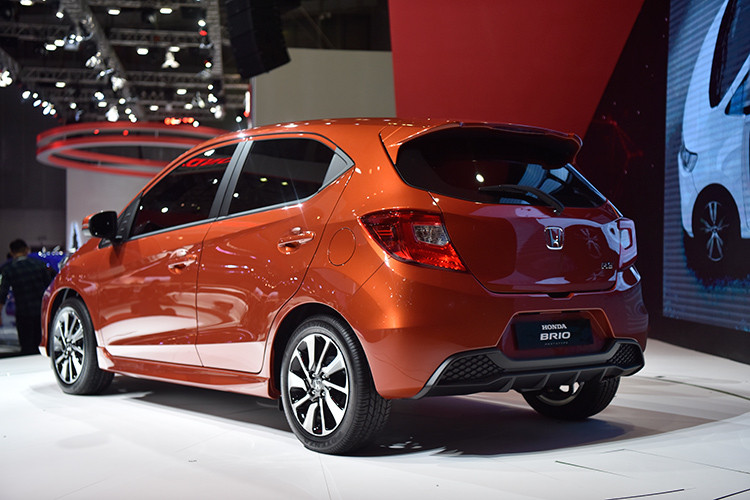 Thú vị hơn, Honda Brio 2019 còn giữ lại nhiều nét thiết kế của thế hệ đầu tiên như cản trước, cửa trước, tay nắm cửa, đường cắt bên sườn, vỏ gương ngoại thất và chi tiết bằng nhựa màu đen ở cột A. Việc sử dụng ngoại thất màu cam trên xe giúp gợi nhớ về "các đàn anh" Mobilio RS và Brio RS. 