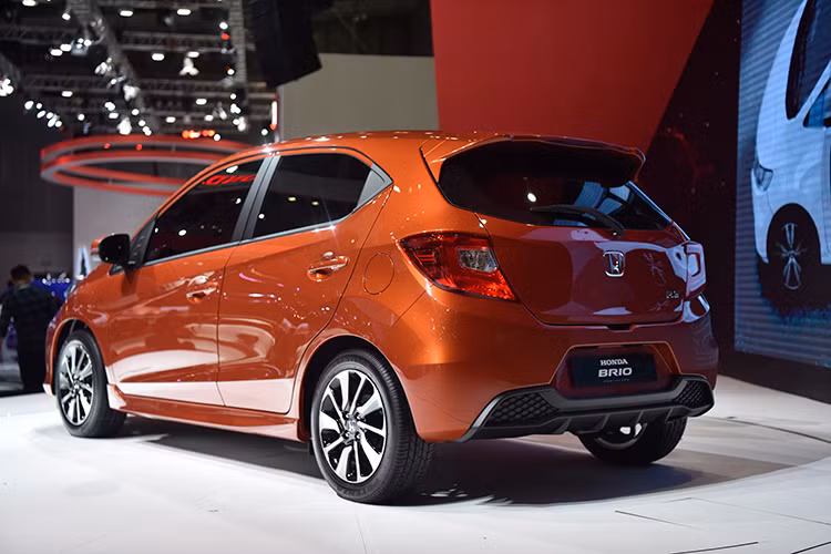 Thú vị hơn, Honda Brio 2019 còn giữ lại nhiều nét thiết kế của thế hệ đầu tiên như cản trước, cửa trước, tay nắm cửa, đường cắt bên sườn, vỏ gương ngoại thất và chi tiết bằng nhựa màu đen ở cột A. Việc sử dụng ngoại thất màu cam trên xe giúp gợi nhớ về "các đàn anh" Mobilio RS và Brio RS. 