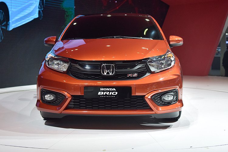 So với phiên bản cũ, Honda Brio mới dài hơn 175 mm trong khi chiều dài cơ sở tăng 60 mm. Không chỉ tăng kích thước, Honda Brio còn được thay đổi mạnh trong thiết kế ngoại thất. Xe sở hữu diện mạo tương tự mẫu xe concept Small RS đã từng ra mắt trong triển lãm ôtô IIMS 2018 diễn ra vào tháng 4 năm nay cũng tại Indonesia.