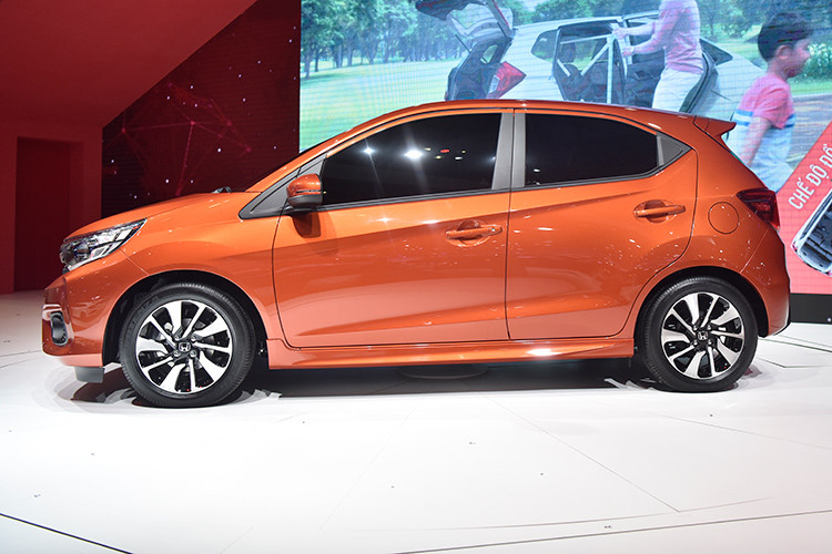 Được phát triển dựa trên cơ sở gầm bệ của mẫu sedan cỡ nhỏ Amaze thế hệ thứ hai đã ra mắt tại thị trường Ấn Độ vào hồi đầu năm nay, mẫu xe cỡ nhỏ Honda Brio mới sở hữu chiều dài 3.815 mm, rộng 1.680 mm, cao 1.485 mm và chiều dài cơ sở 2.405 mm.