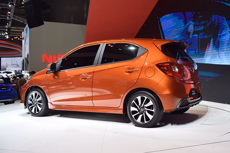 Theo thông tin tìm hiểu từ một số các đại lý ôtô của Honda Việt Nam thì hiện họ đã nhận đặt hàng mẫu xe mới này. Mức giá Honda Brio 2019 tại Việt Nam sẽ vào khoảng từ 350 triệu đồng. Mức giá của phiên bản cao cấp nhất được cho là trên 450 triệu đồng và giao xe trong tháng 6/2019.