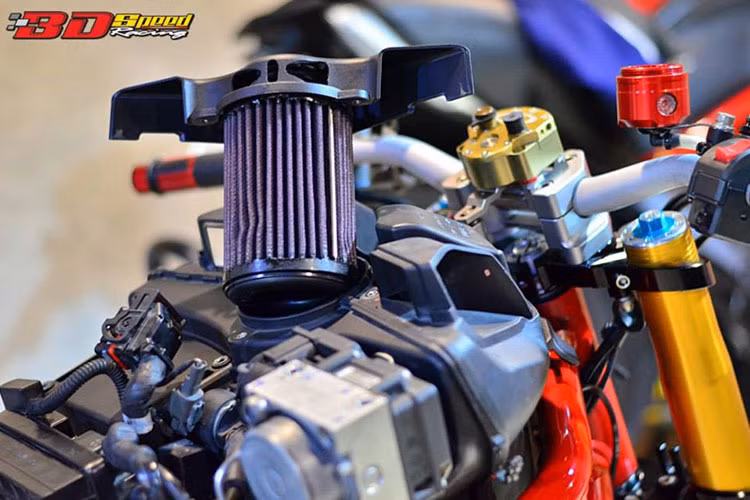 Lọc gió nguyên bản của xe được thay bằng Lọc gió K&amp;N.