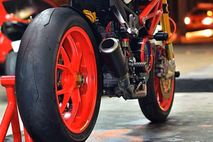 Hệ thống ống xả đôi nguyên bản được gom lại thành 1 đầy uy lực, đi kèm pô độ SC project .