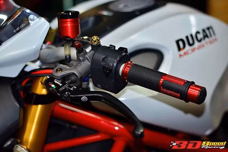 Xe được trang bị tay nắm, gù trung và bình dầu Rizoma, tay phanh Brembo cùng một vài con ốc Probolt tạo điểm nhấn.