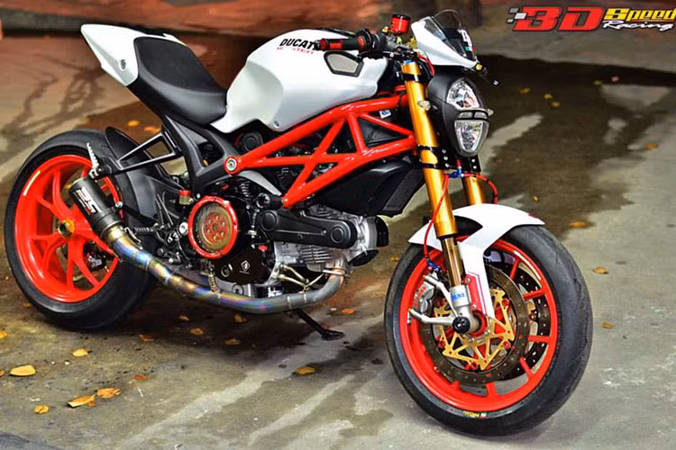 Ducati Monster 796 đã "lột xác" hoàn toàn khi được đắp lên mình những "đồ chơi" hàng hiệu. Có thể thấy, sau khi lên "đồ chơi", nó không chỉ nổi bật mà còn mạnh mẽ hơn rất nhiều.