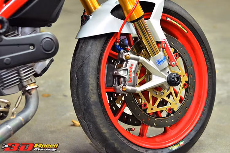 Ducati 796 được trang bị phanh đĩa Brembo M50 cực chất cho hệ thống phanh trước. 