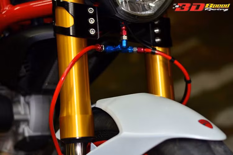 Hệ thống giảm sóc trước được trang bị phuộc Ohlins Upside down, dây dầu hàng hiệu Earl's.