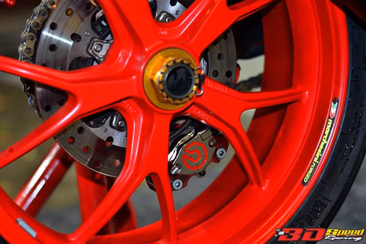 Vành sau được trang bị phanh Brembo Billet Nickel cùng ốp dĩa CNC Racing hàng hiệu.