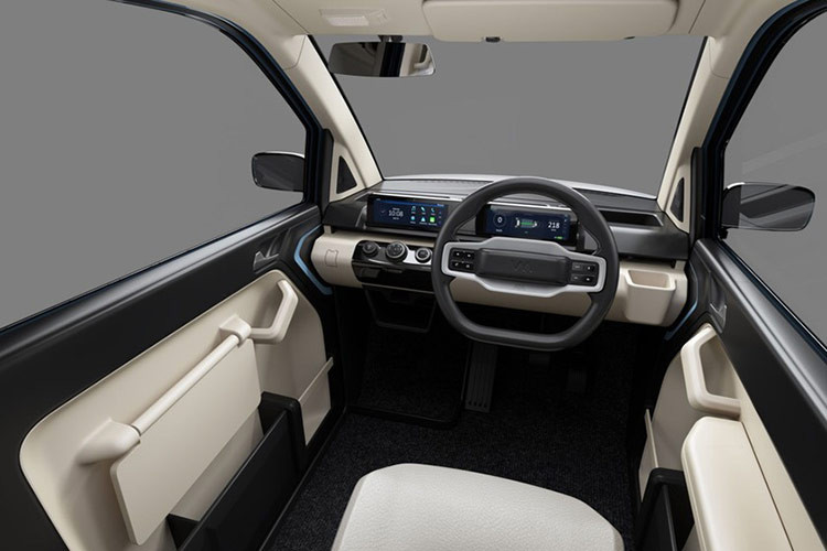 Khoang lái của EVA cũng được trang bị nhiều tiện ích hiện đại như camera lùi, màn hình cảm ứng thông tin giải trí, cụm đồng hồ kỹ thuật số, vô lăng hai chấu, túi khí, và hệ thống phanh khẩn cấp tự động.