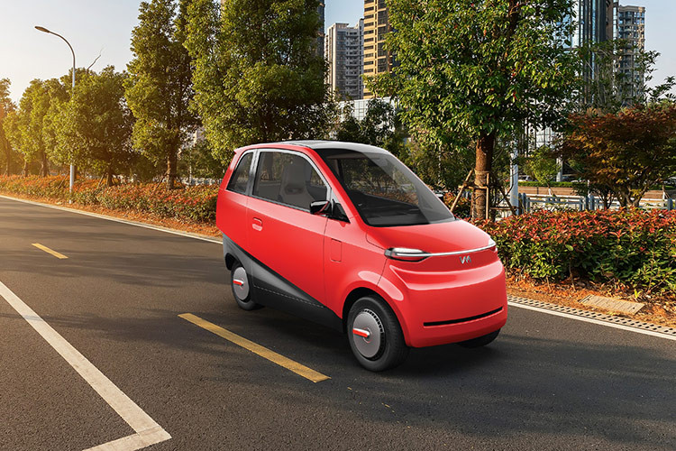 Tính năng sạc điện năng lượng mặt trời đặc biệt phù hợp với người dùng Ấn Độ, những người có quãng đường di chuyển trung bình hàng ngày khoảng 30 km. Dự kiến, xe sẽ chính thức ra mắt vào cuối tháng 1/2025, mức giá xe Vayve EVA 2025 khoảng 700.000 Rupee (tương đương 200 triệu đồng).