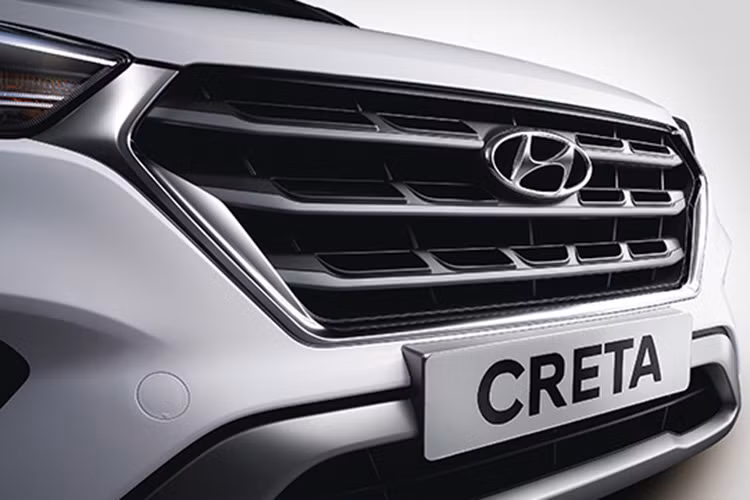 Trên phiên bản mới này, Hyundai Creta Sports Edition 2019 sở hữu baga nóc và tấm ốp bảo vệ gầm trước/sau màu bạc, vỏ đèn pha projector màu khói, lưới tản nhiệt mạ crôm màu tối, vỏ gương ngoại thất màu đen, bộ vành hợp kim 17 inch, 2 đầu ống xả giả và cánh gió mui.