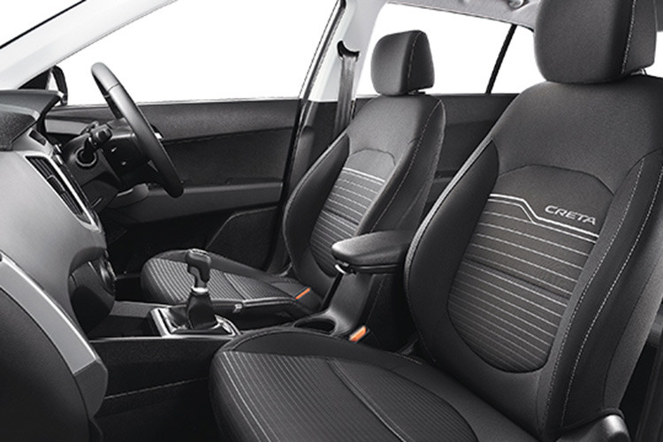 Bên trong Hyundai Creta Sports Edition 2019 mới xuất hiện ghế bọc nỉ màu đen với đường chỉ màu tương phản, vô lăng bọc da, viền cửa gió điều hòa trước/sau và tay nắm cửa màu bạc, tấm phủ trên mặt táp-lô cũng như cửa sổ trời chỉnh điện.