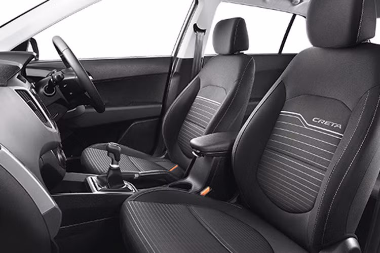 Bên trong Hyundai Creta Sports Edition 2019 mới xuất hiện ghế bọc nỉ màu đen với đường chỉ màu tương phản, vô lăng bọc da, viền cửa gió điều hòa trước/sau và tay nắm cửa màu bạc, tấm phủ trên mặt táp-lô cũng như cửa sổ trời chỉnh điện.