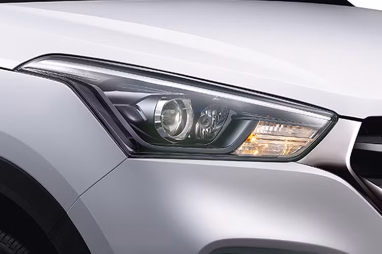 Hyundai Creta Sports Edition 2019 được trang bị lưới tản nhiệt mạ crôm màu tối, vỏ cụm đèn pha màu khói được nâng cấp thiết kế, đèn sương mù trước mới và cản va cải tiến, tích hợp tấm ốp bảo vệ gầm màu bạc.