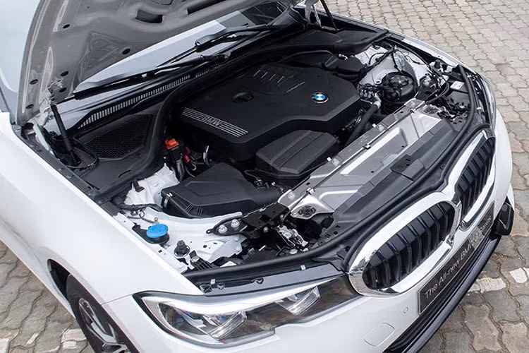 Cả 2 phiên bản 320i đều trang bị đồng cơ 2.0L cho mức công suất 184 mã lực, 300 Nm kết hợp với hộp số 8 cấp dẫn động cầu sau. Riêng phiên bản 330i có cùng động cơ nhưng có hiệu suất cao hơn với 258 mã lực, 400Nm và các trang bị cao cấp hơn như đèn pha Led ma trận, cửa sổ trời, vật liệu nội thất,….