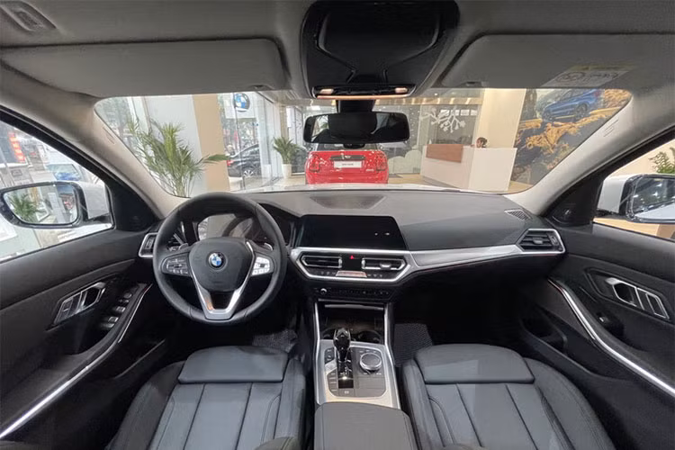 Ngoài ra cả Mercedes-Benz C-Class và BMW 3 Series đều được lắp ráp trong nước nên còn có thêm ưu đãi 50% phí trước bạ, giúp người dùng có thể tiết kiệm từ vài chục triệu đến hơn trăm triệu đồng.