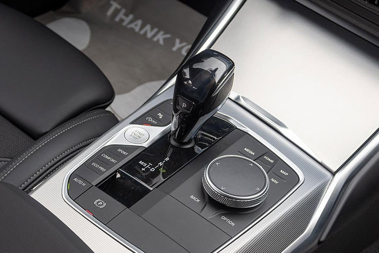 Phiên bản BMW 320i M Sport có mức giá cao hơn có cùng trang bị nhưng có thêm gói trang trí M Sport, vật liệu trang trí và 16 loa Harman Kardon nhằm làm tăng sự thể thao.