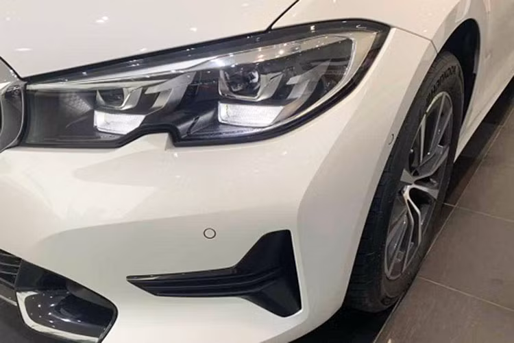 Cụ thể bản tiêu chuẩn của C-Class là C200 Avantgarde đang có mức giá 1.669 tỷ đồng và bản cao nhất là C300 AMG đang có giá 2.199 tỷ đồng. Như vậy BMW 3 Series tùy phiên bản sẽ có mức giá rẻ hơn từ 214 triệu đồng đến 385 triệu đồng.