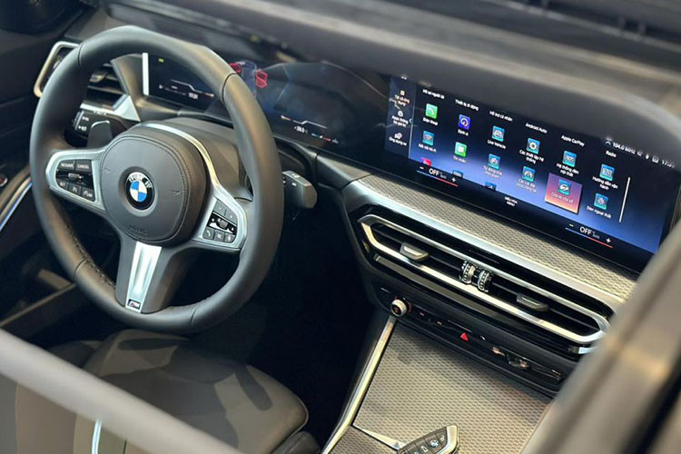 Về phiên bản BMW 320i Sport Line vẫn có một số trang bị nổi bật như đèn pha Led, mâm 18 inch, màn hình kép dạng cong, điều hòa 3 vùng, 12 loa HiFi cùng một số trang bị nổi bật khác.