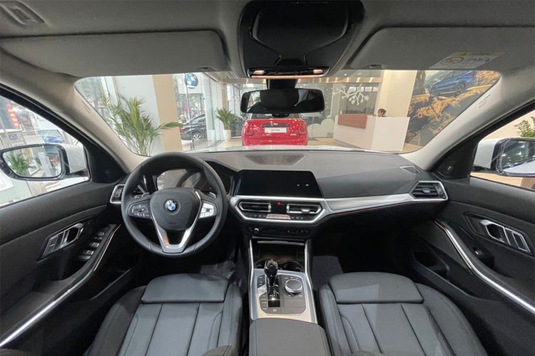 Ngoài ra cả Mercedes-Benz C-Class và BMW 3 Series đều được lắp ráp trong nước nên còn có thêm ưu đãi 50% phí trước bạ, giúp người dùng có thể tiết kiệm từ vài chục triệu đến hơn trăm triệu đồng.