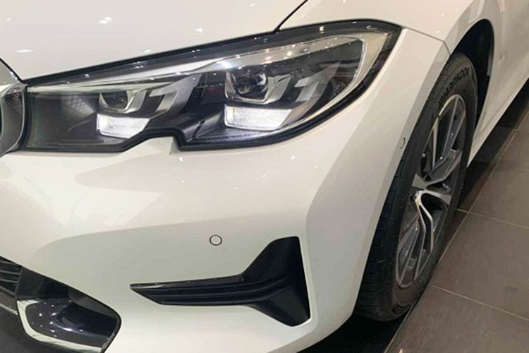 Cụ thể bản tiêu chuẩn của C-Class là C200 Avantgarde đang có mức giá 1.669 tỷ đồng và bản cao nhất là C300 AMG đang có giá 2.199 tỷ đồng. Như vậy BMW 3 Series tùy phiên bản sẽ có mức giá rẻ hơn từ 214 triệu đồng đến 385 triệu đồng.