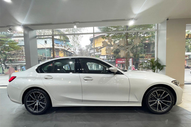 Với mức giá bán BMW 320i Sport Line được điều chỉnh này thì người dùng có thể tiếp cận được mẫu xe đến Đức một cách dễ dàng hơn khi rẻ hơn phiên bản cao cấp Toyota Camry 2.5HV hiện có giá 1.495 tỷ đồng và đối thủ Mercedes-Benz C-Class sẽ càng gặp khó khăn hơn.