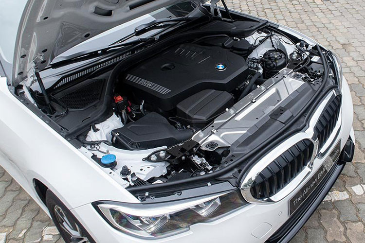 Cả 2 phiên bản 320i đều trang bị đồng cơ 2.0L cho mức công suất 184 mã lực, 300 Nm kết hợp với hộp số 8 cấp dẫn động cầu sau. Riêng phiên bản 330i có cùng động cơ nhưng có hiệu suất cao hơn với 258 mã lực, 400Nm và các trang bị cao cấp hơn như đèn pha Led ma trận, cửa sổ trời, vật liệu nội thất,….