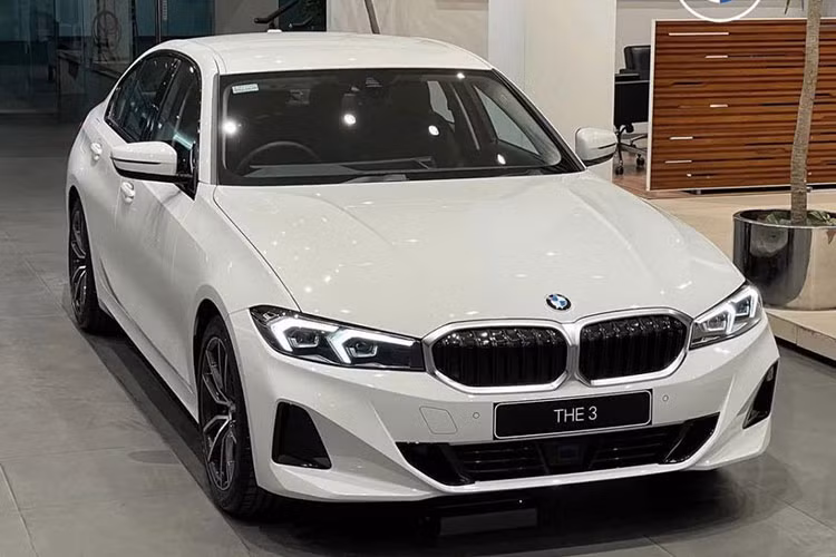 Ngoài các phiên bản tiền nhiệm của BMW 3 Series tại Việt Nam đang có mức giá khá tốt thì phiên bản LCI của dòng xe này vừa có sự điều chỉnh khi có mức giảm từ 34 đến 55 triệu đồng. Nhờ đó mà phiên bản tiêu chuẩn BMW 320i Sport Line giảm giá chỉ còn từ 1.455 tỷ đồng.