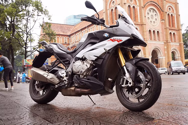 Ra mắt lần đầu tại triển lãm EICMA 2014, mẫu môtô BMW S1000XR là dòng xe đường trường (adventure) mới của chi nhánh BMW Motorrad. Với mẫu xe này, BMW muốn cung cấp cho khách hàng thêm một sự lựa chọn mới bên cạnh dòng R1200GS truyền thống.
