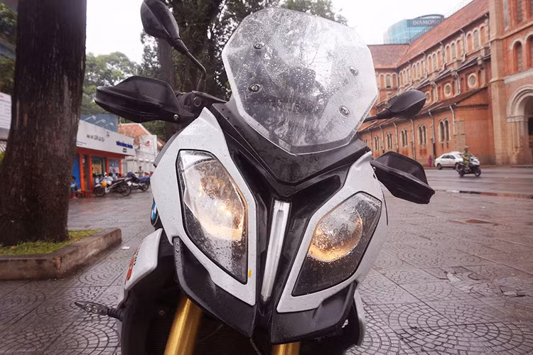 Về thiết kế, S1000XR có phong cách tương tự S1000RR nhưng ít "cực đoan" hơn. Điều này được thể hiện rõ ở đèn pha kép đối xứng, thay vì bất đối xứng như mẫu superbike kia. Nằm giữa 2 đèn pha chính của xe còn có thêm một đèn LED định vị nữa để tăng độ an toàn khi đi đêm.