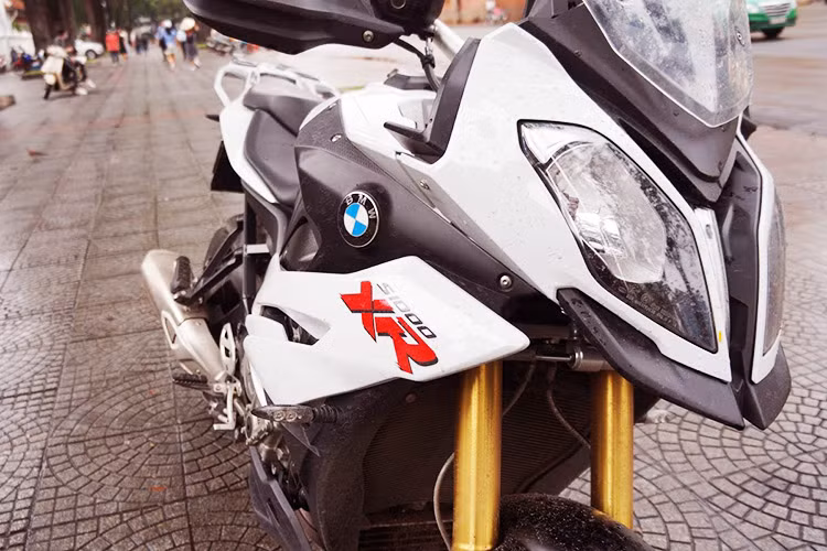 Ở phía trước, chiếc xe cũng có cặp phuộc USD đường kính 46 mm nhưng với hành trình lên tới 150 mm. Trợ lực tay lái được thiết kế đút gầm ngay phía dưới đầu xe. Chiều cao yên so với mặt đất của BMW S1000XR rơi vào khoảng 840 mm.