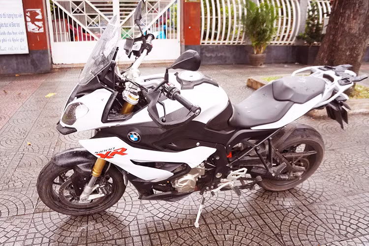 Tại thị trường Việt Nam, S1000XR hiện đã được phân phối chính hãng BMW với giá khoảng 750 triệu đồng (đã bao gồm phí trước bạ), kèm theo chế độ bảo hành 2 năm. Tuy nhiên so với "người anh em" S1000RR, mẫu xe này ít được các biker để ý tới hơn.