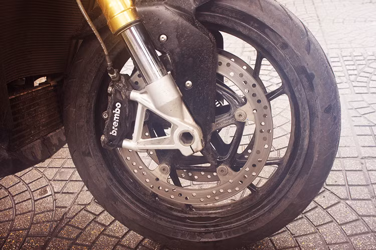  BMW trang bị cho mẫu xe này bộ vành 5 chấu chữ Y có thiết kế tương tự S1000RR, kèm theo hệ thống phanh đĩa kép với heo Brembo 4 pis ABS. Đi kèm với bộ mâm là lốp trước có kích thước 120/70/17 trong khi lốp sau là 190/55/17 (đều là lốp không săm).
