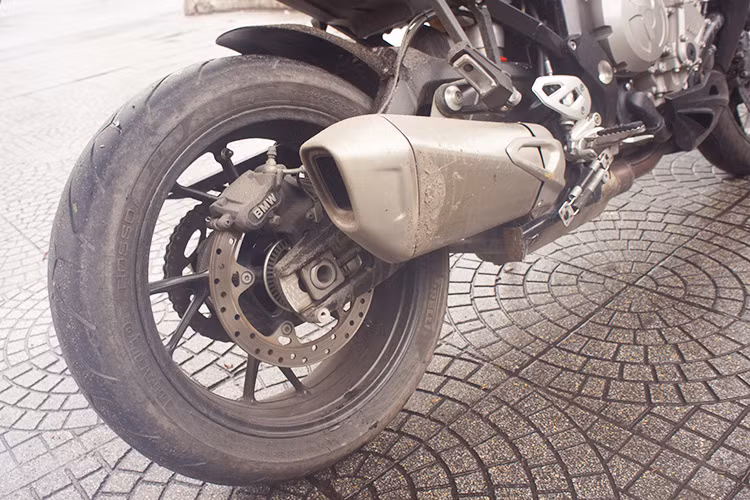 Nằm giữa khung xe của S1000XR là khối động cơ 999 cc DOHC 4 xi-lanh thẳng hàng, đi kèm với hộp số 6 cấp. Đây cũng là khối động cơ được BMW trang bị cho S1000RR và chiếc naked-bike S1000R.