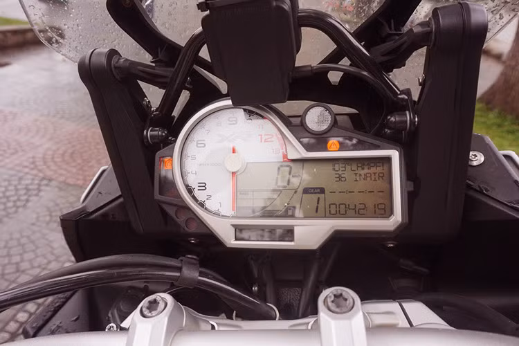 Bảng đồng hồ của S1000XR adventure cũng được thiết kế giống như S1000RR, chỉ khác mặt số ở báo tua. Phía trước của chiếc xe có kính chắn gió lớn để cản gió và bụi trên đường trường. Trên bảng đồng hồ có sẵn giá để gắn hệ thống dẫn đường tùy chọn của Garmin.