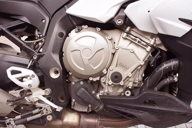 Tuy nhiên so với S1000RR, động cơ này đã được BMW sửa lại, giảm công suất xuống còn 158 mã lực và mô-men xoắn giữ nguyên 112 Nm. BMW S1000XR được xem là đối thủ trực tiếp của Ducati Multistrada 1200, Suzuki V-Strom 1000, Kawasaki Versys 1000...