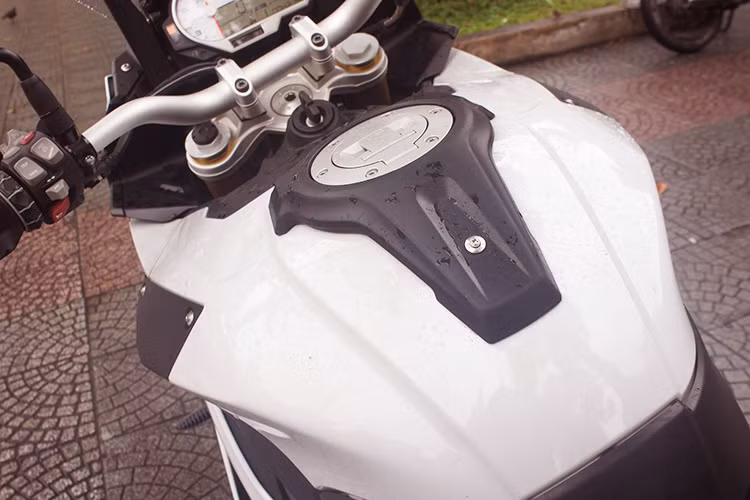 Với bình xăng có kích thước lên tới 20 lít và bình phụ 4 lít, chiếc xe có thể tự tin chinh phục những hành trình dài. Theo hãng xe BMW Motorrad cho biết, mức tiêu thụ trung bình của xe là 5,8l/100 km ở tốc độ lên tới 120 km/h. Tuy nhiên chiếc xe chỉ hoạt động tốt nhất với xăng A95 trở lên.