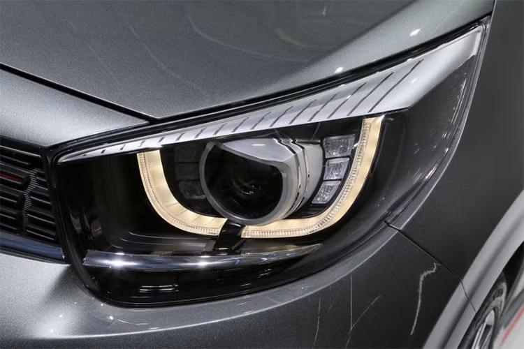 Một điểm dễ nhận biết trên mẫu xe cỡ nhỏ đình đám này đó chính là phong cách của xe dường như được lấy từ mẫu hatchback Kia Rio lớn hơn. Phần đầu xe là bộ lưới tản nhiệt dạng "mũi hổ" đặc trưng lớn, đèn pha mới sử dụng công nghệ halogen kết hợp ở hai bên là đèn viền ban ngày LED.