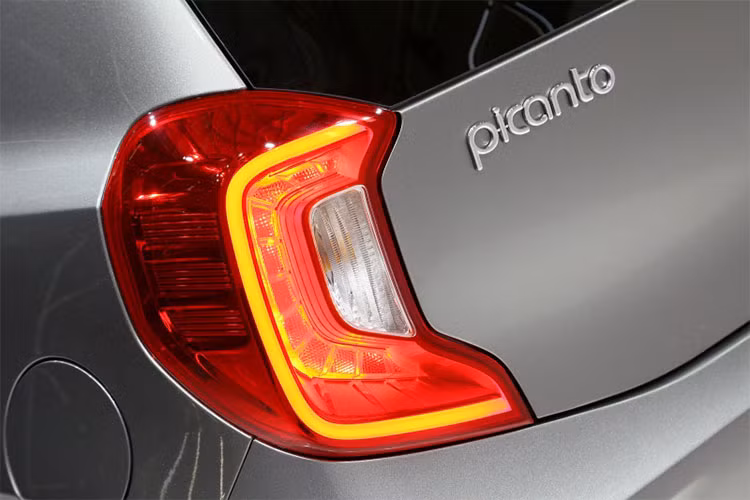 Ở phía sau của chiếc xe cỡ nhỏ, giá rẻ này mang nhiều điểm thiết kế quen thuộc của phiên bản xe đời trước nhưng được làm mới mạnh mẽ hơn. Cũng giống như phần đầu, đuôi của xe cũng được hãng ôtô Kia bổ sung thêm cản sau tròn trịa, đèn hậu dạng LED hình chữ C mới.