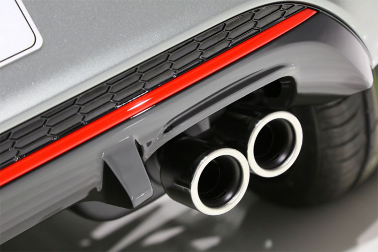 Ngoài ra, phiên bản GT Line mới này còn được hãng xe ôtô Kia trang bị thêm các điểm nhấn tuỳ theo màu sắc ngoại thất như; nẹp màu viền xe, chi tiết giả kim loại nhấn nhá trên trên lưới tản nhiệt, lỗ thông khí phía trước, cánh gió bên và cản sau... đi cùng ống xả kép thể thao.