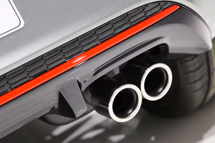 Ngoài ra, phiên bản GT Line mới này còn được hãng xe ôtô Kia trang bị thêm các điểm nhấn tuỳ theo màu sắc ngoại thất như; nẹp màu viền xe, chi tiết giả kim loại nhấn nhá trên trên lưới tản nhiệt, lỗ thông khí phía trước, cánh gió bên và cản sau... đi cùng ống xả kép thể thao.