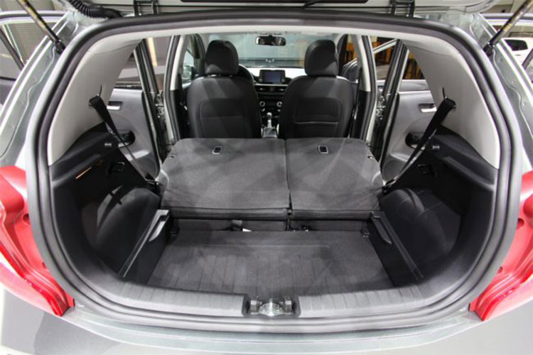 Hàng ghế sau của xe cũng có thể gập theo tỉ lệ 60:40 giúp chứa được nhiều đồ hơn. Trang bị an toàn trên phiên bản mới này cũng khá ấn tượng so với các đối thủ cùng phân khúc với kiểm soát áp suất lốp, khóa thông minh, kiểm soát hành trình, 6 túi khí, thậm chí cả phanh tự động khẩn cấp, chống bó cứng ABS, móc ISOFIX cho ghế trẻ em phía sau.